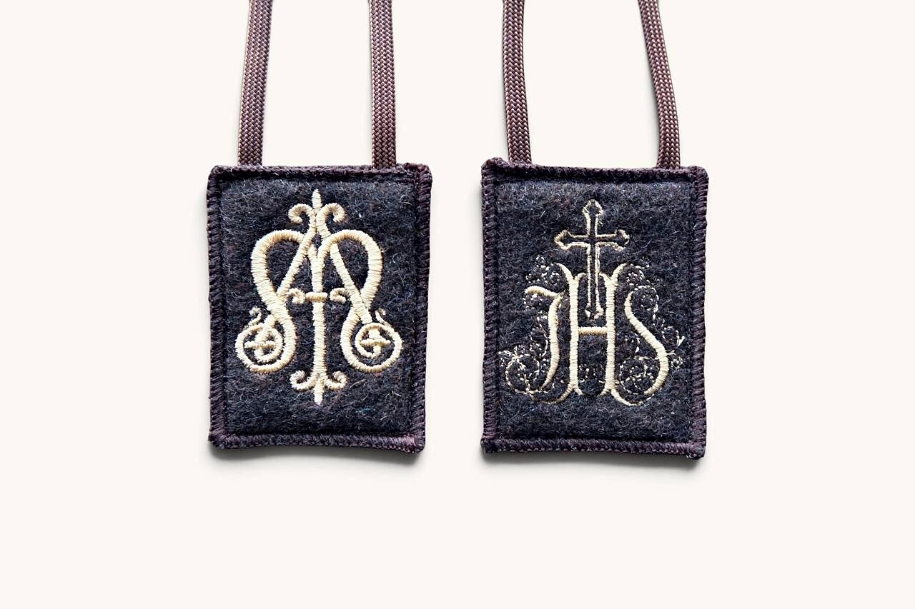 Brown Scapular of the Holy Names of Jesus and Mary – Ornate Monogram Design